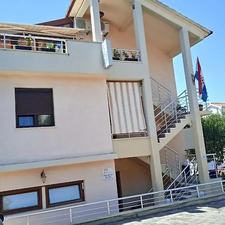 Pansion Rozi Bed & Breakfast *